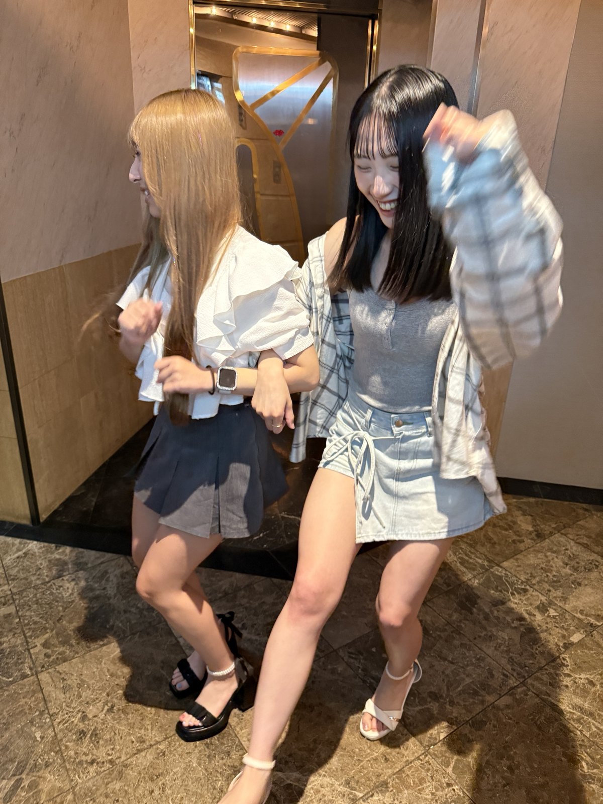 店の前ではしゃぐスタッフ2人