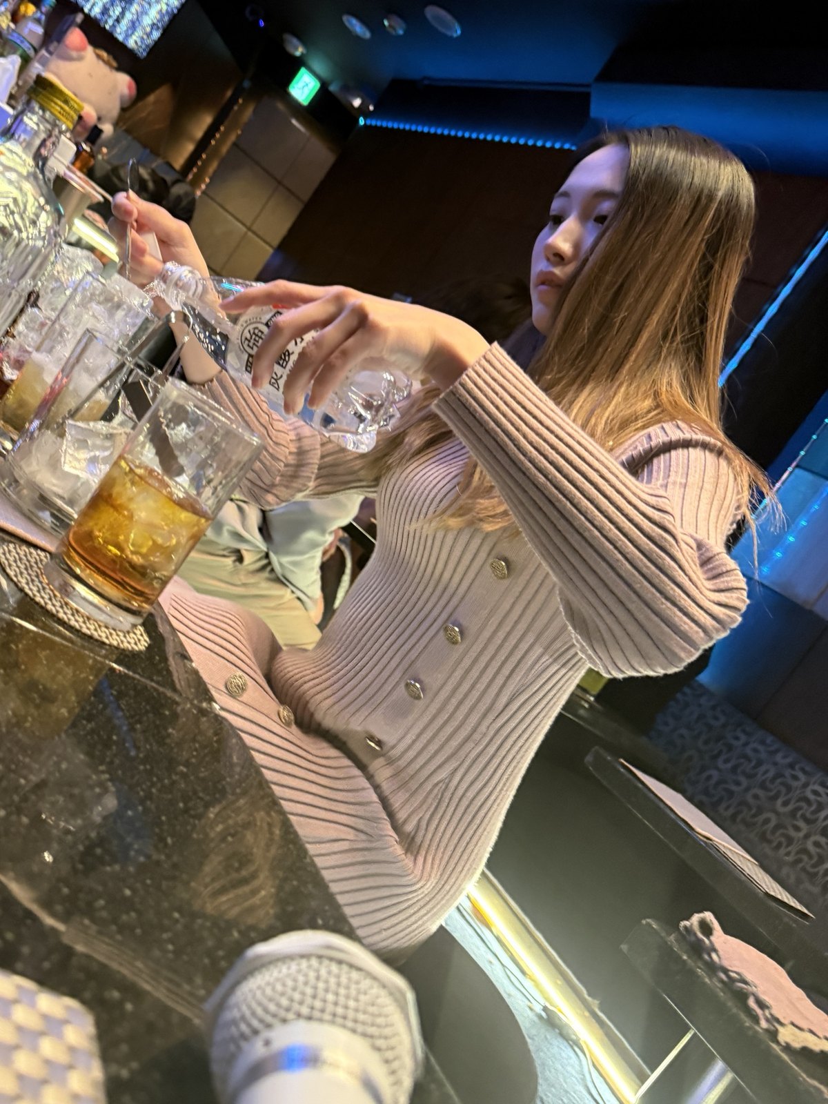 グラスに炭酸水を注ぐスタッフ